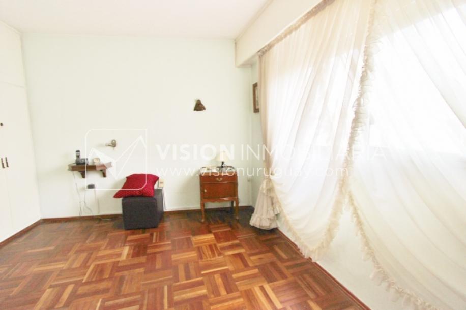 Acogedor apartamento en Pocitos, 3 dormitorios y 2 baños, cocina definida, todo al frente.-32