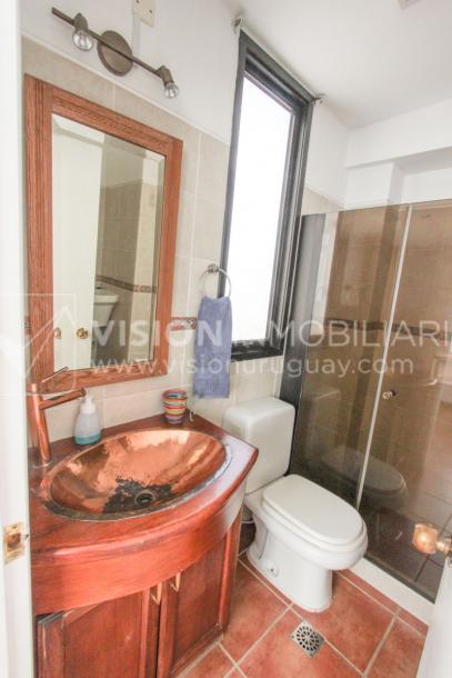 Casa inmaculada, reciclaje gran nivel, diseño y confort, Padrón Único, Punta Carretas; 3 dorm y 3 baños, barbacoa cerrada y terraza al frente, patio interior, 202 m2 construidos. A 20 mts. de Rambla, vista lateral al mar.-94