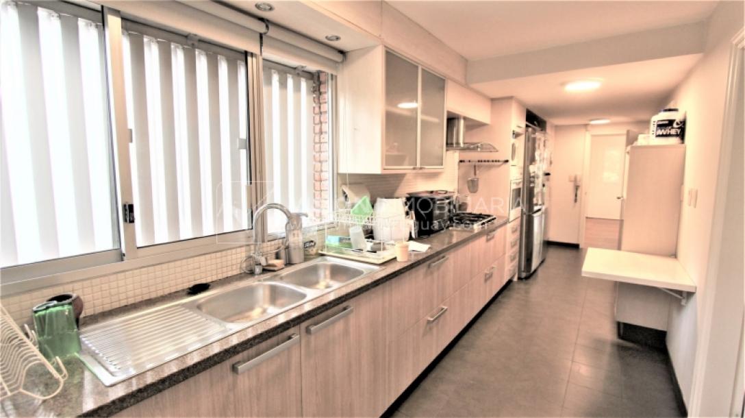 Alquile U$S 3.900 /mes - Distinguido Apartamento en Carrasco de 234 m2, 4 Dormitorios más Servicio, 2 Garajes.-29