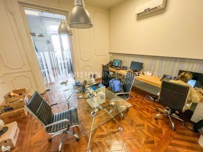 Oportunidad de Inversión: Venta de Mansión de 1905 de prestancia Señorial. Son 676 m2 en 2 plantas. Inmaculada, gran nivel. Amueblada. Ciudad Vieja. Terreno de 393 m2. Fachada de 10,5 mts. por calle Misiones. Protección Patrimonial grado 3 - U$ 507.1