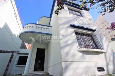 Padrón único de 641m2 en Pocitos con Casa de 13 ambientes, 302m2 construidos.