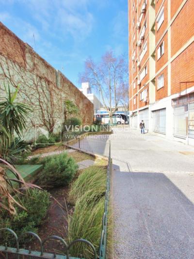 Apartamento con Renta al frente sobre Av. 8 de Octubre casi Propios, en 5to Piso, 3 dormitorios y 1 baño, impecable