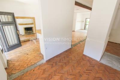 Padrón Único de 280 m2 en Punta Carretas a 50 mts. de Rambla. 132 m2 construidos. Ideal para proyectar su casa, edificio de 3 o 4 pisos, empresa, local gastronómico o restaurante, clínica, instituto u otro. Originalmente 2 dorm y 2 baños, garaje, pat