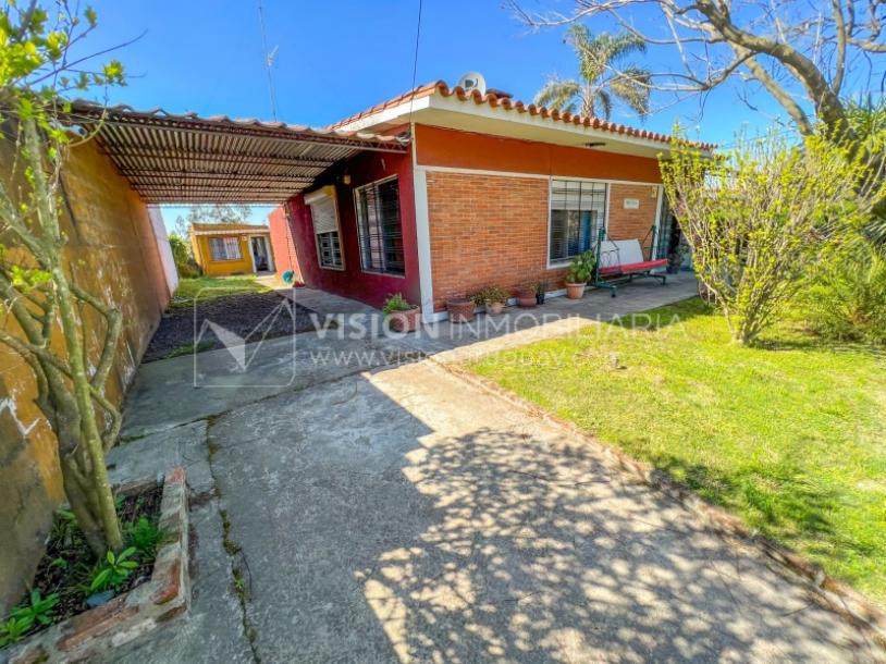 Venta conjunta de Dos Casas independientes en un gran terreno de 622 m2, una de 2 Dormitorios y 1 Baño, la otra de 1 Dormitorio y 1 Baño, Parrillero, Garaje. Barrio Español del balneario Atlántida, 8 cuadras al Norte de la Interbalnearia por Ruta 11.-7
