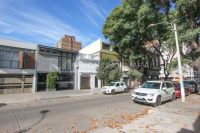 Casa de diseño, Padrón Único, Pocitos; 2 dorm en Suite, enorme salón doble altura, terreno 219 m2 con buen fondo y parrillero, 203 m2 construidos, Garaje.