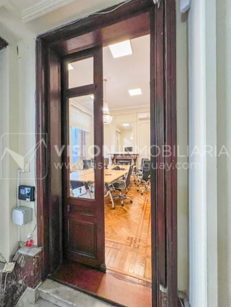 Oportunidad de Inversión: Venta de Mansión de 1905 de prestancia Señorial. Son 676 m2 en 2 plantas. Inmaculada, gran nivel. Amueblada. Ciudad Vieja. Terreno de 393 m2. Fachada de 10,5 mts. por calle Misiones. Protección Patrimonial grado 3 - U$ 507.1-88