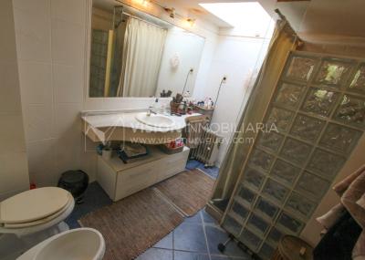 Casa de diseño, Padrón Único, Pocitos; 2 dorm en Suite, enorme salón doble altura, terreno 219 m2 con buen fondo y parrillero, 203 m2 construidos, Garaje.