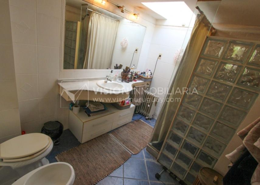 Casa de diseño, Padrón Único, Pocitos; 2 dorm en Suite, enorme salón doble altura, terreno 219 m2 con buen fondo y parrillero, 203 m2 construidos, Garaje.-30