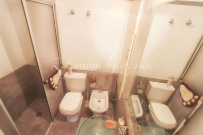 Apto. con Renta, 2 Dorm y 2 Baños, 63 m2, Cordón Sur, 2do Piso por Escalera, Parrillero compartido