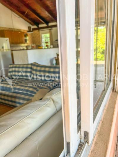 Venta de Casa en Santa Lucia del Este: 2 Dorm. y Baño, más Apto. 1 Dorm. y Baño. Estufa a Leña, Parrillero, Jardín, Fondo, Cochera Porsche, Cerco. 554 m2 de Terreno, 125 m2 construidos. a 150 mts de la Rambla. Se vende Totalmente Amueblada y Equipada