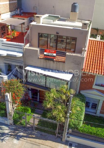 Casa inmaculada, reciclaje gran nivel, diseño y confort, Padrón Único, Punta Carretas; 3 dorm y 3 baños, barbacoa cerrada y terraza al frente, patio interior, 202 m2 construidos. A 20 mts. de Rambla, vista lateral al mar.-2