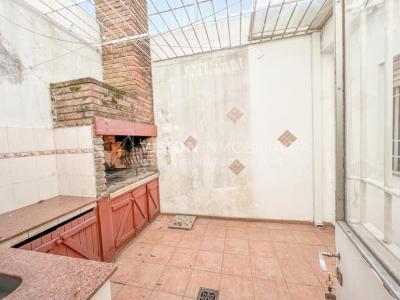 Casa en Venta de 3 Dormitorios, 2 Baños, Garaje, Jardín y Patio. 130 m2 construidos en Propiedad Horizontal -padrón de 290 m2-, en Malvín Sur a 50 mts. de Plaza Italia. U$ 220.000
