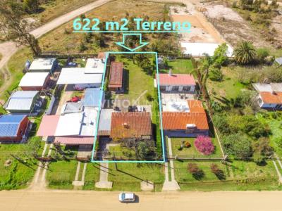 Venta conjunta de Dos Casas independientes en un gran terreno de 622 m2, una de 2 Dormitorios y 1 Baño, la otra de 1 Dormitorio y 1 Baño, Parrillero, Garaje. Barrio Español del balneario Atlántida, 8 cuadras al Norte de la Interbalnearia por Ruta 11.