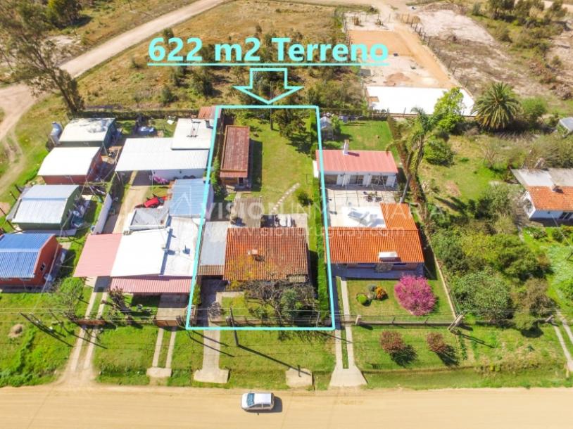 Venta conjunta de Dos Casas independientes en un gran terreno de 622 m2, una de 2 Dormitorios y 1 Baño, la otra de 1 Dormitorio y 1 Baño, Parrillero, Garaje. Barrio Español del balneario Atlántida, 8 cuadras al Norte de la Interbalnearia por Ruta 11.-0