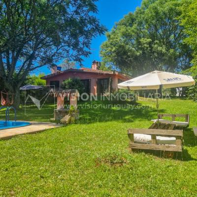 Venta de Casa / Chacra en Lagos del Norte, Rivera. 1.769 m2 de Terreno y 137 m2 Construidos. Piscina. Casa en una planta, Construcción Tradicional con Tejas. 4 dormitorios y 2 baños completos. Gran estufa a Leña. U$ 115.000 dólares