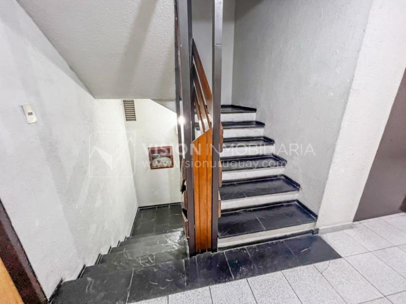 Apartamento con Renta en Venta al frente 2 Dormitorios 2 Baños, La Blanqueada, Av. 8 de Octubre, en Piso 3. Semiequipado. Amenities: 3 Parrilleros, gran Patio Juegos para Niños. Portería y Vigilancia-83