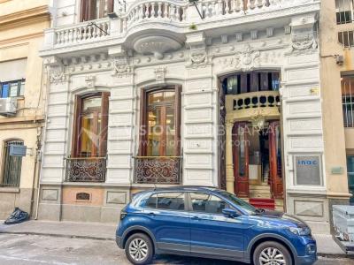 Oportunidad de Inversión: Venta de Mansión de 1905 de prestancia Señorial. Son 676 m2 en 2 plantas. Inmaculada, gran nivel. Amueblada. Ciudad Vieja. Terreno de 393 m2. Fachada de 10,5 mts. por calle Misiones. Protección Patrimonial grado 3 - U$ 507.1