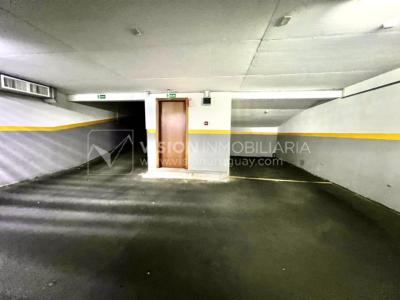 Apartamento en Venta en Pocitos / Punta Carretas.  Bajó de Precio!!  2 Dormitorios, uno en Suite con Vestidor.  2 Baños, Balcón, terminaciones Premium.  Se vende Amueblado. Tiene cómodo Garaje para 1 auto.  Piso 4 al frente.  Amenities: Barbacoa y Gy