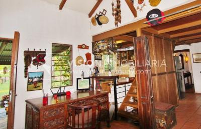 Chacra de 15 hás con el confort de hermosa casa reciclada, barbacoa y piscina climatizada.