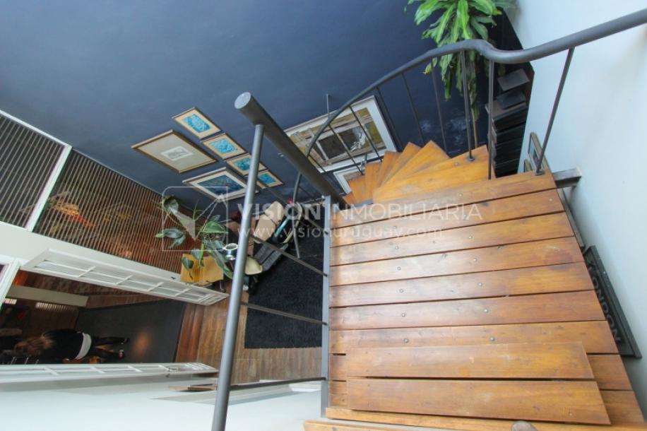 Casa de diseño, Padrón Único, Pocitos; 2 dorm en Suite, enorme salón doble altura, terreno 219 m2 con buen fondo y parrillero, 203 m2 construidos, Garaje.-31