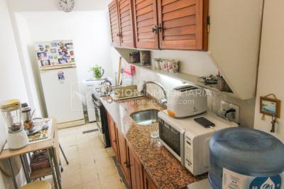 Apartamento en Pocitos, 2 dormitorios y 1 baño, Al Frente, 400 mts de Rambla, con Estufa a Leña y con Balcón - U$ 175.000