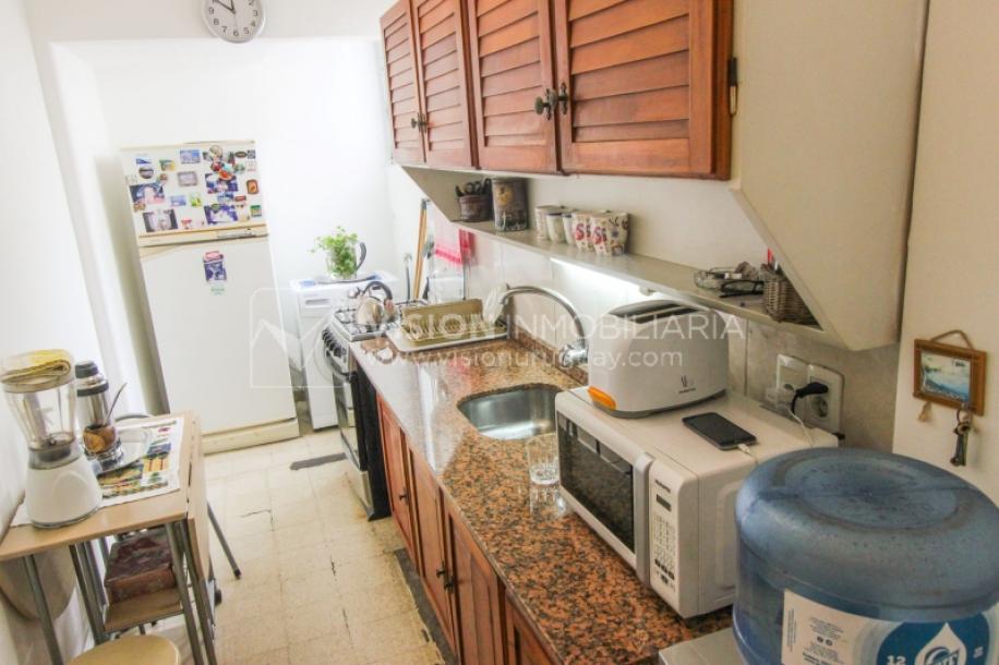 Apartamento en Pocitos, 2 dormitorios y 1 baño, Al Frente, 400 mts de Rambla, con Estufa a Leña y con Balcón - U$ 175.000-9