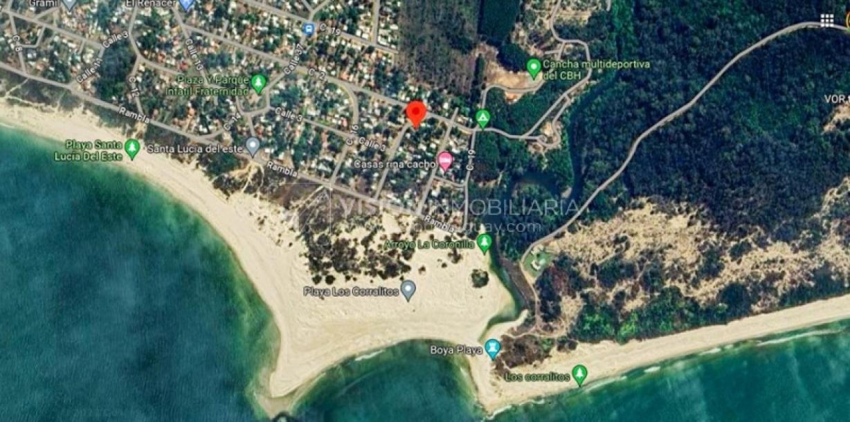 Venta de Casa en Santa Lucia del Este: 2 Dorm. y Baño, más Apto. 1 Dorm. y Baño. Estufa a Leña, Parrillero, Jardín, Fondo, Cochera Porsche, Cerco. 554 m2 de Terreno, 125 m2 construidos. a 150 mts de la Rambla. Se vende Totalmente Amueblada y Equipada-3