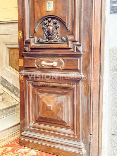 Oportunidad de Inversión: Venta de Mansión de 1905 de prestancia Señorial. Son 676 m2 en 2 plantas. Inmaculada, gran nivel. Amueblada. Ciudad Vieja. Terreno de 393 m2. Fachada de 10,5 mts. por calle Misiones. Protección Patrimonial grado 3 - U$ 507.1