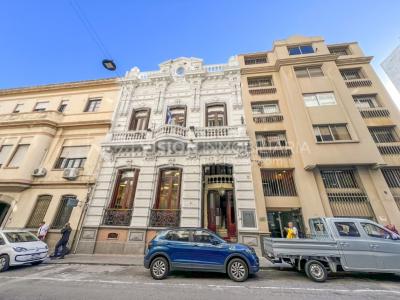 Oportunidad de Inversión: Venta de Mansión de 1905 de prestancia Señorial. Son 676 m2 en 2 plantas. Inmaculada, gran nivel. Amueblada. Ciudad Vieja. Terreno de 393 m2. Fachada de 10,5 mts. por calle Misiones. Protección Patrimonial grado 3 - U$ 507.1