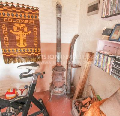 Casa moderna 2 dorm, 2 baños, 409 m2 terreno y 157m2 construidos, Fortin de Santa Rosa, con buen fondo y barbacoa, Garaje.