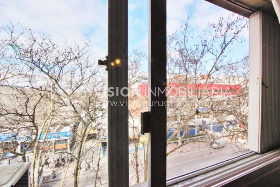 Apartamento con Renta al frente sobre Av. 8 de Octubre casi Propios, en 5to Piso, 3 dormitorios y 1 baño, impecable-18