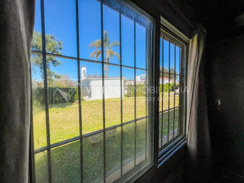 Venta conjunta de Dos Casas independientes en un gran terreno de 622 m2, una de 2 Dormitorios y 1 Baño, la otra de 1 Dormitorio y 1 Baño, Parrillero, Garaje. Barrio Español del balneario Atlántida, 8 cuadras al Norte de la Interbalnearia por Ruta 11.-52