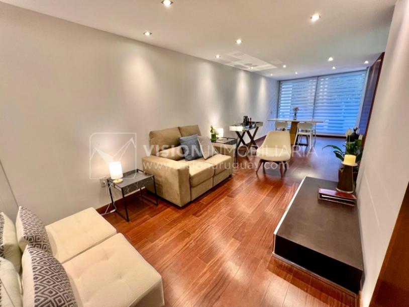 Apartamento en Venta en Pocitos / Punta Carretas.  Bajó de Precio!!  2 Dormitorios, uno en Suite con Vestidor.  2 Baños, Balcón, terminaciones Premium.  Se vende Amueblado. Tiene cómodo Garaje para 1 auto.  Piso 4 al frente.  Amenities: Barbacoa y Gy-1