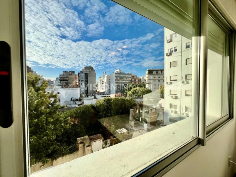 Apartamento en Venta en Pocitos / Punta Carretas.  Bajó de Precio!!  2 Dormitorios, uno en Suite con Vestidor.  2 Baños, Balcón, terminaciones Premium.  Se vende Amueblado. Tiene cómodo Garaje para 1 auto.  Piso 4 al frente.  Amenities: Barbacoa y Gy-33