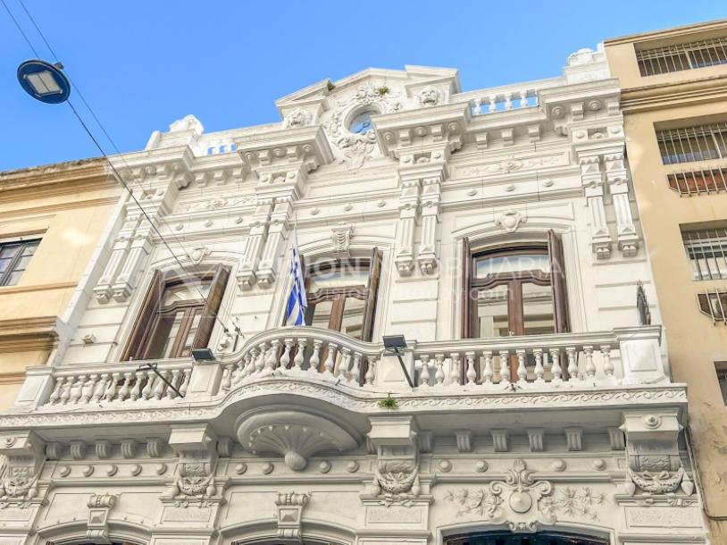 Oportunidad de Inversión: Venta de Mansión de 1905 de prestancia Señorial. Son 676 m2 en 2 plantas. Inmaculada, gran nivel. Amueblada. Ciudad Vieja. Terreno de 393 m2. Fachada de 10,5 mts. por calle Misiones. Protección Patrimonial grado 3 - U$ 507.1-3