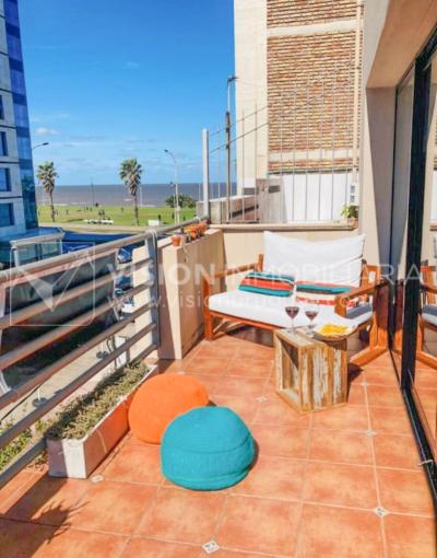 Casa inmaculada, reciclaje gran nivel, diseño y confort, Padrón Único, Punta Carretas; 3 dorm y 3 baños, barbacoa cerrada y terraza al frente, patio interior, 202 m2 construidos. A 20 mts. de Rambla, vista lateral al mar.