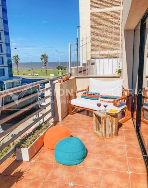 Casa inmaculada, reciclaje gran nivel, diseño y confort, Padrón Único, Punta Carretas; 3 dorm y 3 baños, barbacoa cerrada y terraza al frente, patio interior, 202 m2 construidos. A 20 mts. de Rambla, vista lateral al mar.-82