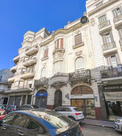 Venta de Palacete: Mansión señorial de 1913 de 690 m2 interiores y 224 de terrazas; 4 plantas, una reciclada inmaculada de gran nivel, completamente Amueblada. Ciudad Vieja. Inversión: U$ 400.000 dólares