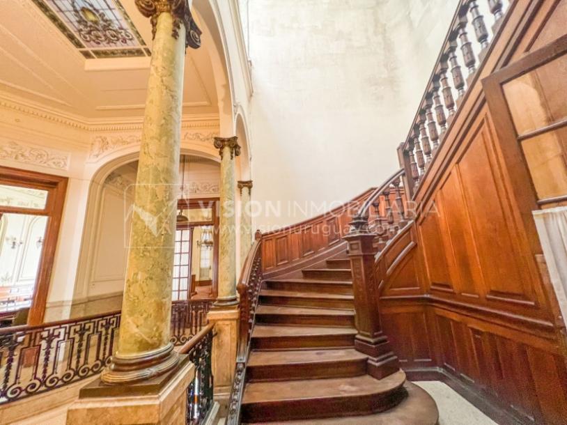 Venta de Palacete: Mansión señorial de 1913 de 690 m2 interiores y 224 de terrazas; 4 plantas, una reciclada inmaculada de gran nivel, completamente Amueblada. Ciudad Vieja. Inversión: U$ 400.000 dólares-55
