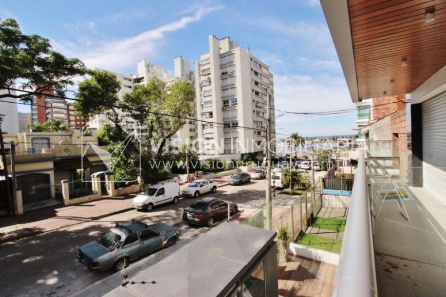 Aptos con Renta U$S 1,250 xMes en Puerto del Buceo, 1er Piso, finas terminaciones.-3