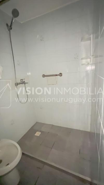 Apartamento con Renta en Venta al frente 2 Dormitorios 2 Baños, La Blanqueada, Av. 8 de Octubre, en Piso 3. Semiequipado. Amenities: 3 Parrilleros, gran Patio Juegos para Niños. Portería y Vigilancia