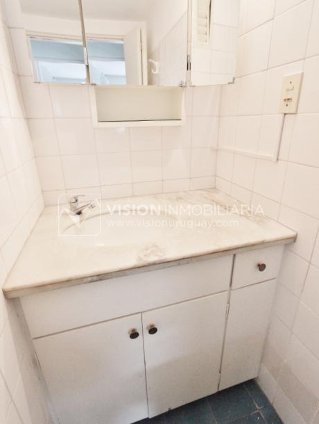 Acogedor apartamento en Pocitos, 3 dormitorios y 2 baños, cocina definida, todo al frente.-42