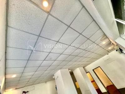 Oportunidad Alquiler de Local Comercial en la Esquina de Av Gral Rivera y Mario Cassinoni casi Bvar Artigas. $100.000 pesos mensuales, sin GC. Son 95 m2, Planta Baja.