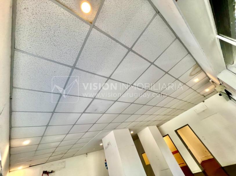 Oportunidad Alquiler de Local Comercial en la Esquina de Av Gral Rivera y Mario Cassinoni casi Bvar Artigas. $100.000 pesos mensuales, sin GC. Son 95 m2, Planta Baja.-17