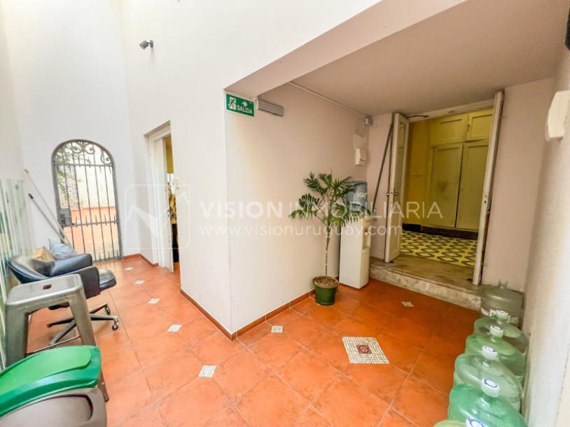 Oportunidad de Inversión: Venta de Mansión de 1905 de prestancia Señorial. Son 676 m2 en 2 plantas. Inmaculada, gran nivel. Amueblada. Ciudad Vieja. Terreno de 393 m2. Fachada de 10,5 mts. por calle Misiones. Protección Patrimonial grado 3 - U$ 507.1-68