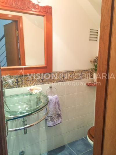 Casa inmaculada, reciclaje gran nivel, diseño y confort, Padrón Único, Punta Carretas; 3 dorm y 3 baños, barbacoa cerrada y terraza al frente, patio interior, 202 m2 construidos. A 20 mts. de Rambla, vista lateral al mar.