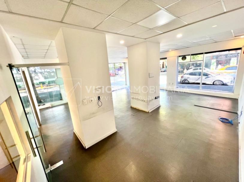 Oportunidad Alquiler de Local Comercial en la Esquina de Av Gral Rivera y Mario Cassinoni casi Bvar Artigas. $100.000 pesos mensuales, sin GC. Son 95 m2, Planta Baja.-12