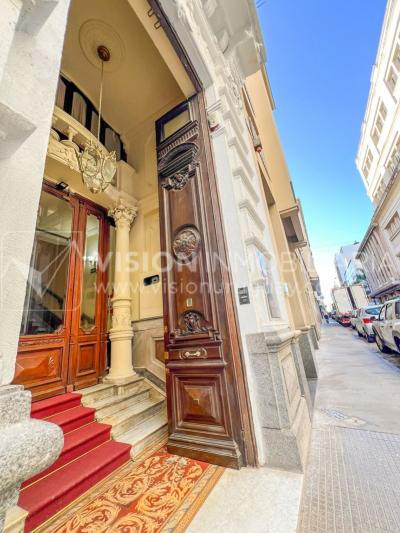 Oportunidad de Inversión: Venta de Mansión de 1905 de prestancia Señorial. Son 676 m2 en 2 plantas. Inmaculada, gran nivel. Amueblada. Ciudad Vieja. Terreno de 393 m2. Fachada de 10,5 mts. por calle Misiones. Protección Patrimonial grado 3 - U$ 507.1