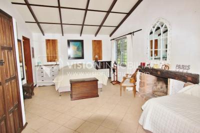 Chacra de 15 hás con el confort de hermosa casa reciclada, barbacoa y piscina climatizada.