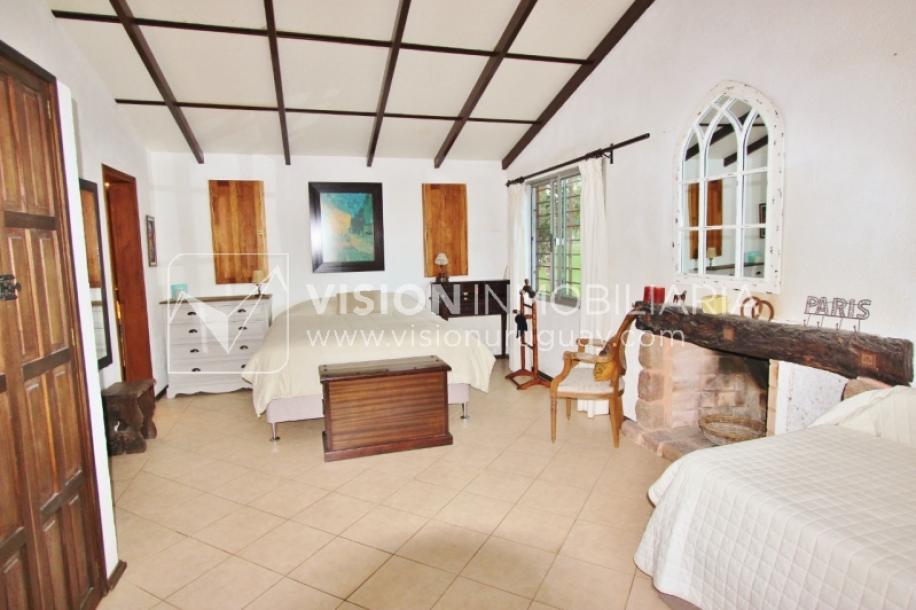 Chacra de 15 hás con el confort de hermosa casa reciclada, barbacoa y piscina climatizada.-54